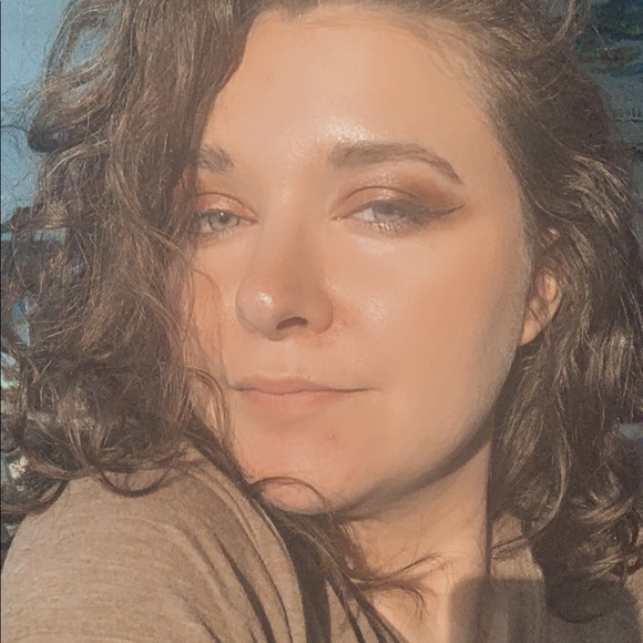 Meet your Posher, Laura - Picture 1 of 3